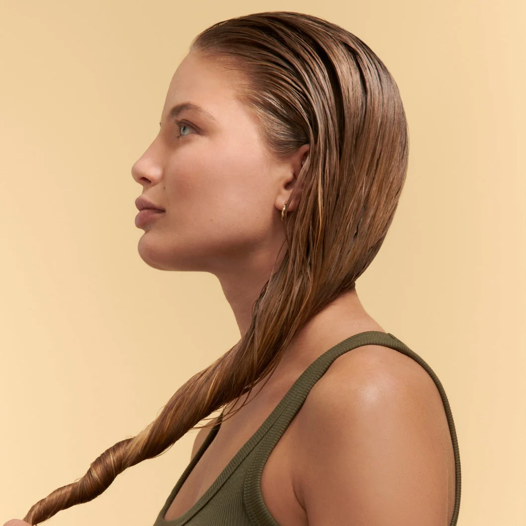 زنی که موهای خود را با ماسک موی فیتو تغذیهای برای موهای خشک و خیلی خشک نگهداری میکند